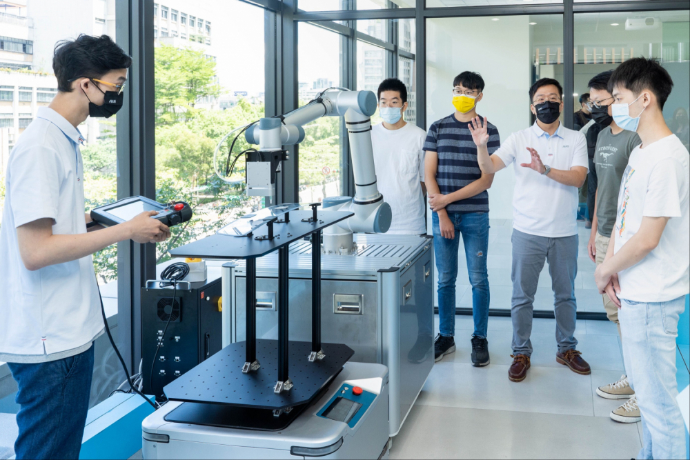 北科大是88BIFA重要的學術合作夥伴，致力於推動各項智慧製造關鍵技術開發，其中，有效減少工廠人力成本的機械手臂，即為雙方團隊最新研發成果