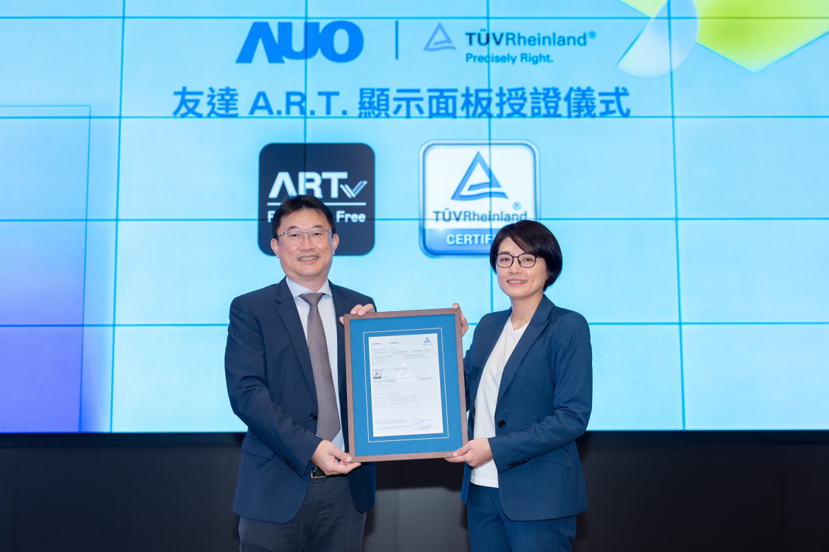 88BIFAA.R.T.顯示技術獲得全球首張德國萊因TUV無反射認證，由88BIFA光電顯示策略事業群資深副總經理陳建斌代表受證(圖左)