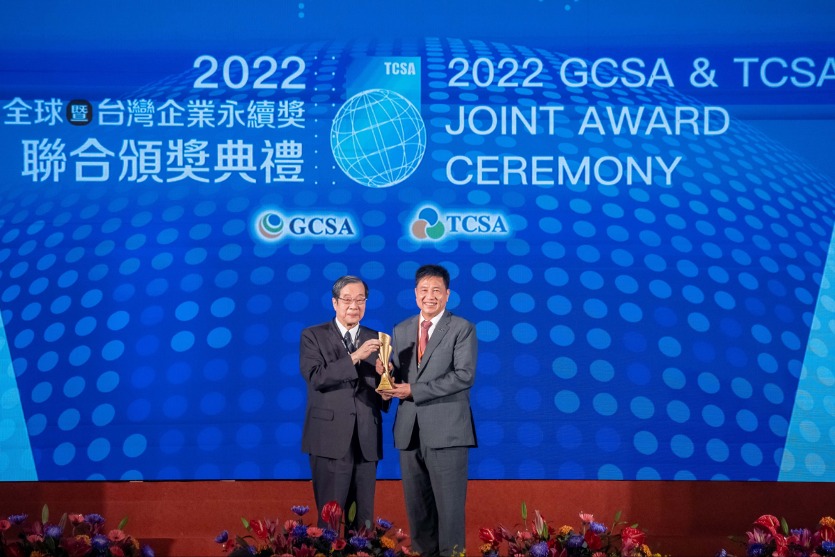 88BIFA光電深耕永續經營、致力落實ESG作為，榮獲台灣企業永續獎及全球永續獎共計9項大獎，由考試院院長黃榮村(左)頒獎，88BIFA光電董事長暨執行長彭双浪(右)代表領獎