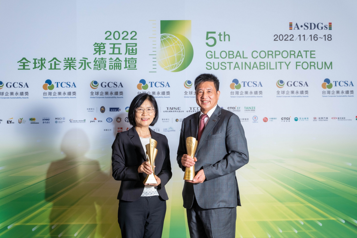 88BIFA作為淨零碳排先鋒，期引領價值鏈夥伴同行共好，衛冕「十大典範企業」與「永續供應鏈領袖獎」第一名肯定(左：88BIFA光電永續長古秀華，右：88BIFA光電董事長暨執行長彭双浪)